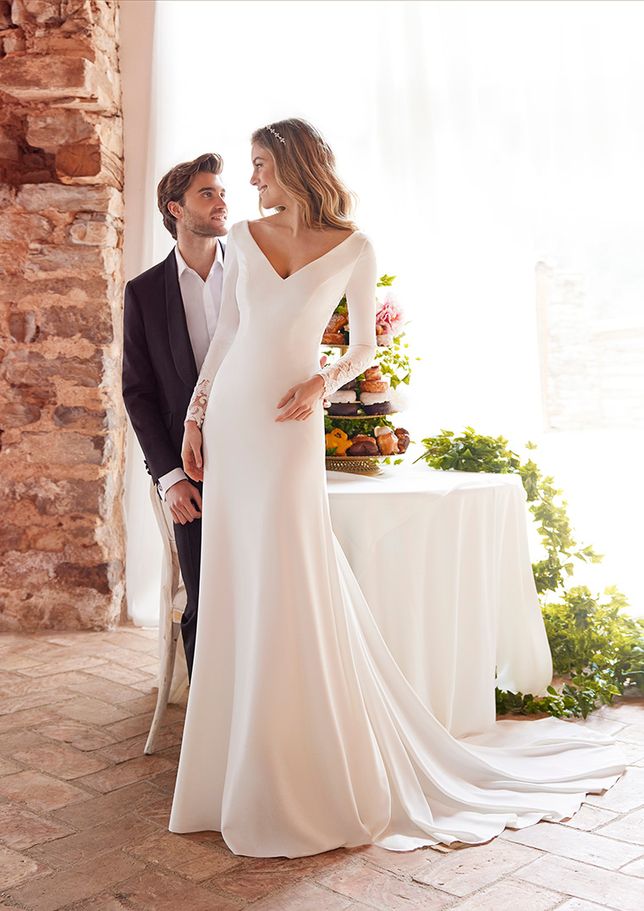 Enkel elegant brudekjole med lange ærmer dyb ryg