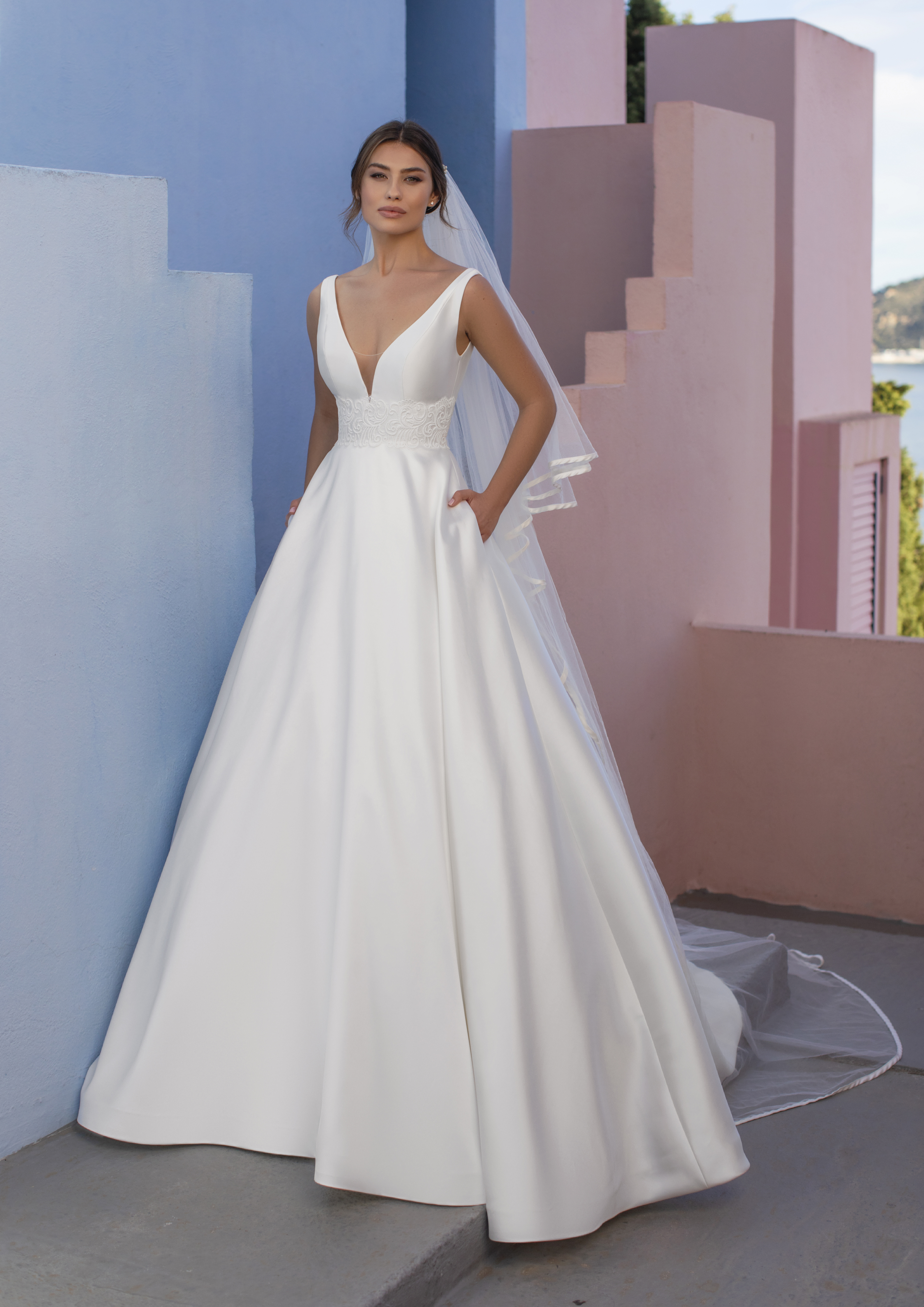 Brudekjole med lommer i mikado stilren White One Bridal
