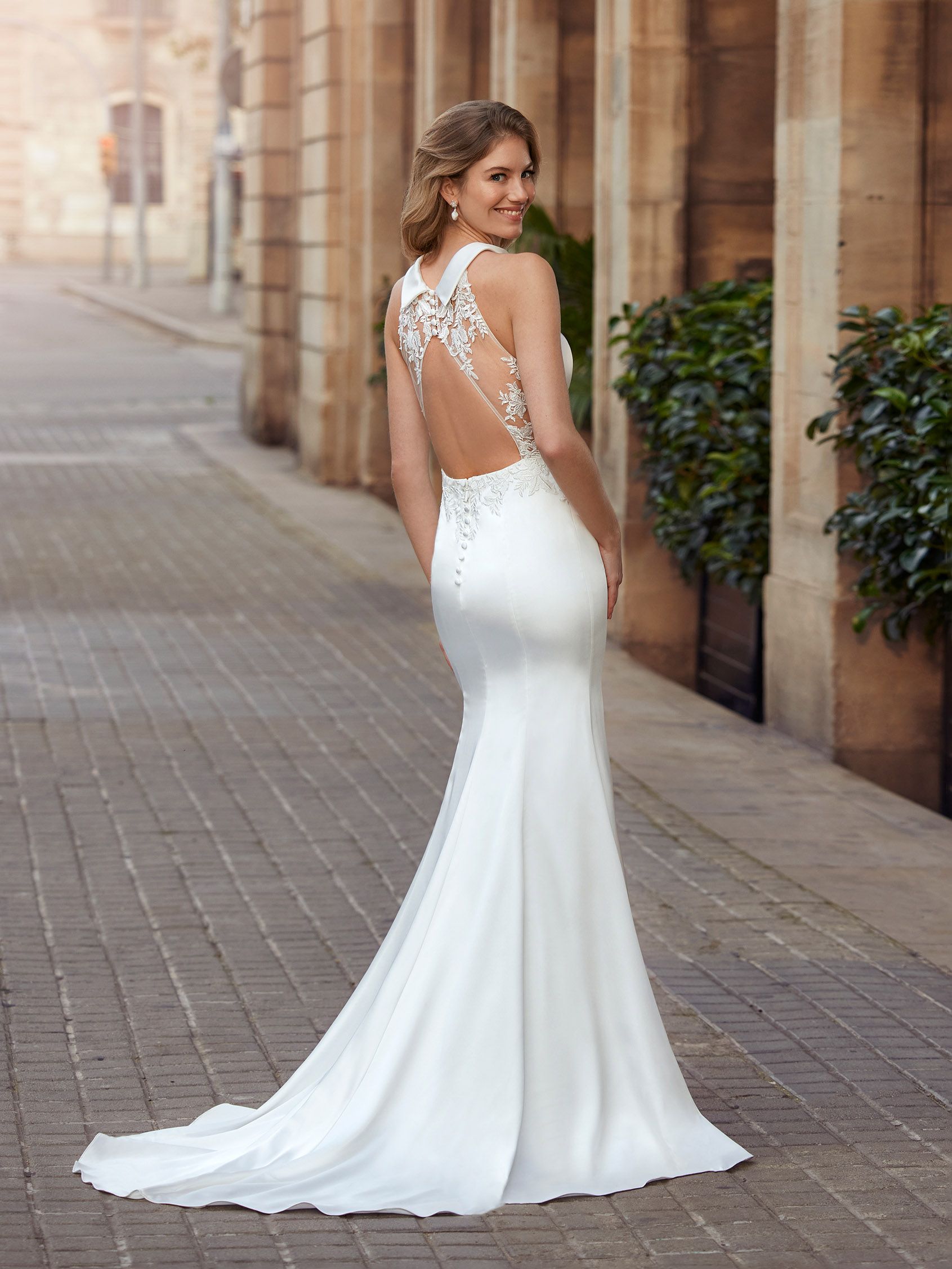 White One brudekjole i fit'n flare. I mat satin, stilren halterneck.